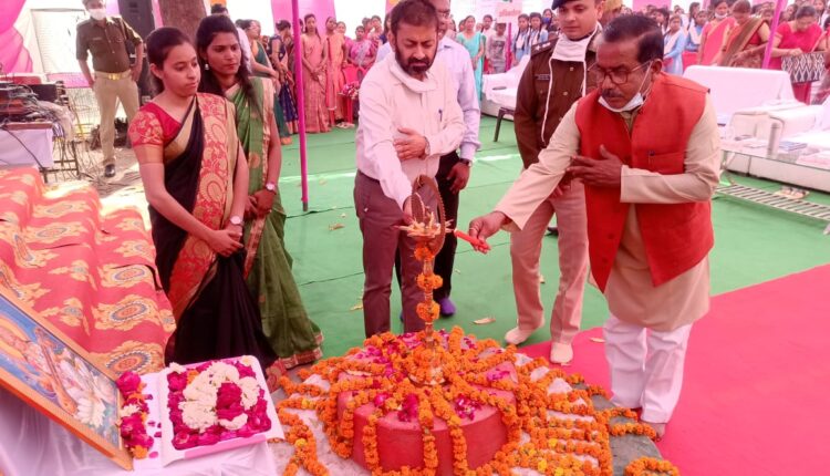 Program on International Women's Day: - Don't feel weak - I am not before - I am a woman today