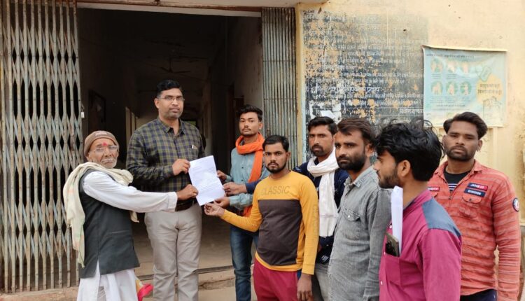 Villagers of Mevra Gram Panchayat submitted memorandum to SDM handed over to Tehsildar
