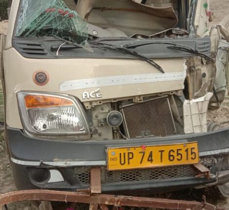 Bahraich: High speed pick-up hits tree, one killed, more than a dozen laborers injured