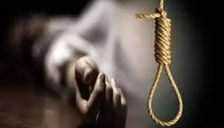 When the unhappy mother saw unhappy demand for dowry, the daughter hanged, the nominee filed a report against her fiance