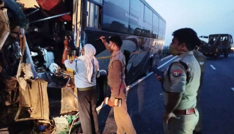 Private bus coming from Noida to Agra overturned uncontrolled, collided with divider, 2 dozen passengers seriously injured