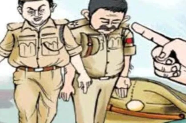 The police who went to apprehend the crooks looted their AK4, SSP suspended