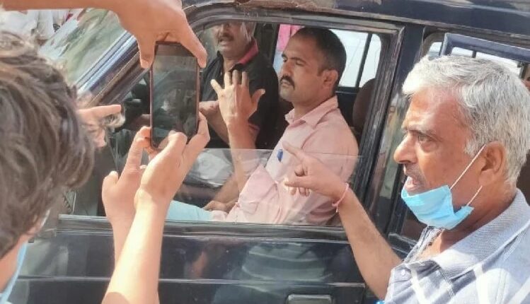 The inspector arrived to close the market without a mask, after the complaint of the angry traders, the challan was invoiced.