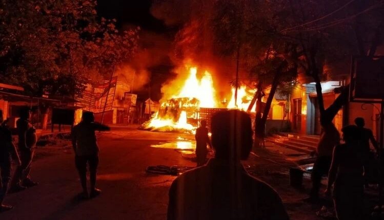 Three vehicles collided with the hypertension line, the truck driver died alive