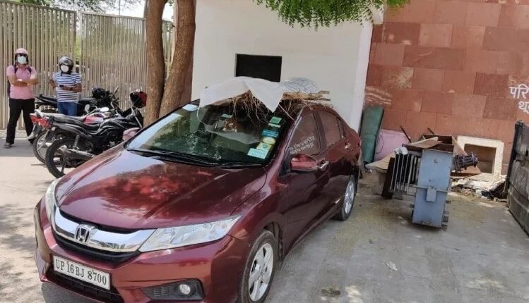 Agra: If ambulance is not found, son's father's dam on the roof of the car reached Shamsan