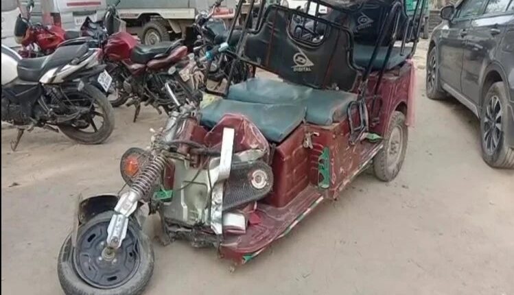 Kanpur: Two people killed after a high-speed truck collided with an e-rickshaw