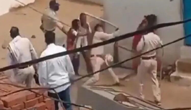 Khandwa: fierce fighting between police officers and local people, 2 officer line spot