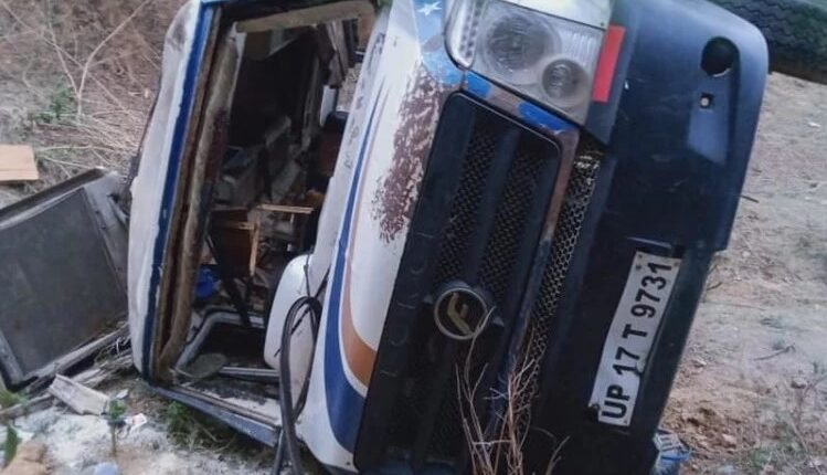 Uttar Pradesh: Mini bus uncontrolled overturned in a ditch, 12 people injured
