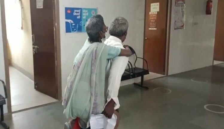 Kannauj District Hospital is in a state of disarray, 80-year-old elderly woman did not get wheel chair, son kept rolling back