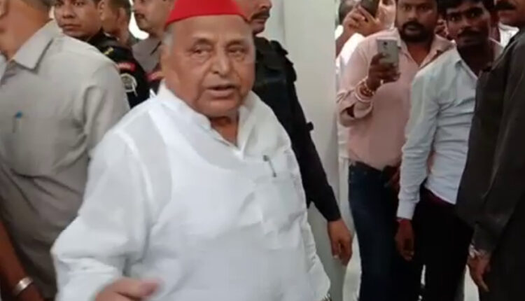 Mulayam Singh Yadav arrives at SP office for 3 hours with former CM