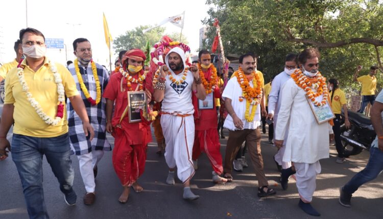Under the leadership of Ranjit Mahesh Pathak, Yamuna Kalash Padyatra reached Delhi, there was a strong reception from place to place.