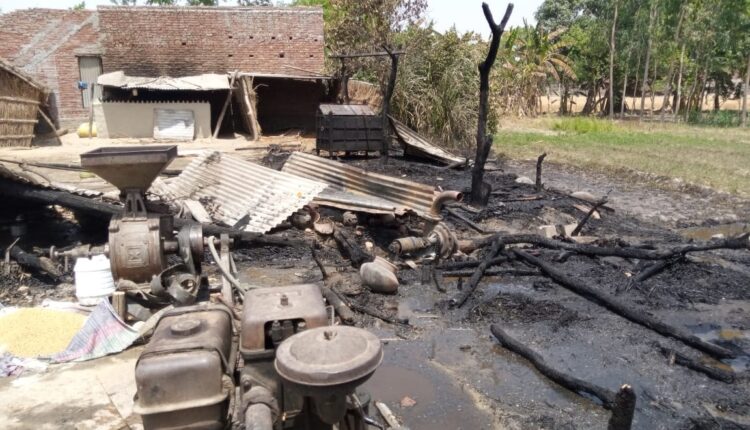 Farrukhabad / Kampil: Four huts house burnt to ashes from the spark of a flour mill silencer.