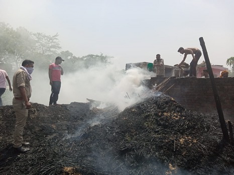 Two huts burnt to ashes due to fault in high-tension line in village Raipur Chinaghatpur of Farrukhabad-Kampil