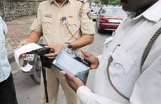 "Hello" MLA, the inspector is challaning for not putting on my mask, angry policeman challans 6000