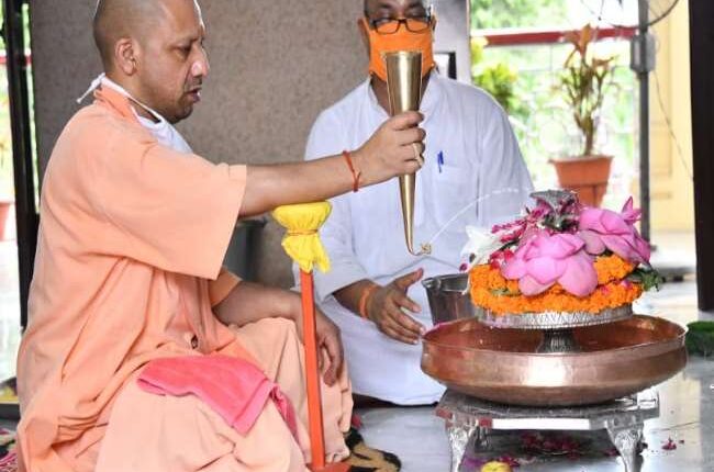 CM Yogi did Rudrabhishek in Gorakhnath temple for destruction of Kovid epidemic