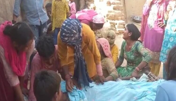 UP: Shadow mourning among three families of the same village, 3 children went to bath and got trapped in marsh