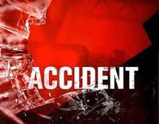 The car collided with the auto, the young man died due to auto overturning, his parents were injured.