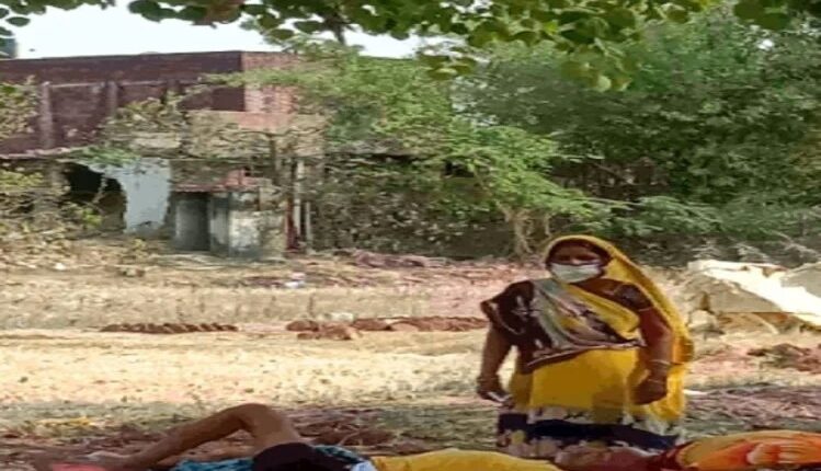 Corona patient lying under peepal tree, due to lack of space in hospital, oxygen level balanced in 2 hours