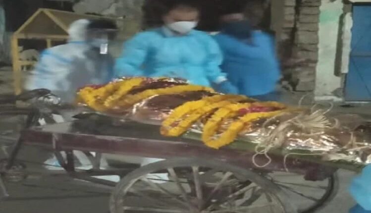 Humanity was ashamed, the dead body of son was lying for 10 hours, nobody came even on call of unconscious mother