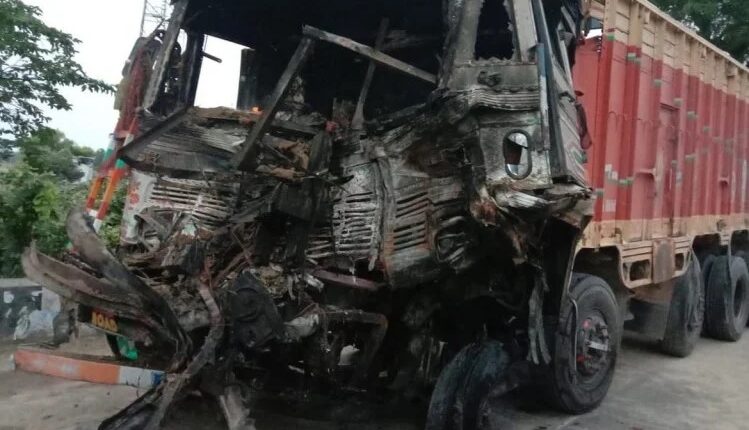 Truck-dumper collided strongly, driver and occupant died of burns