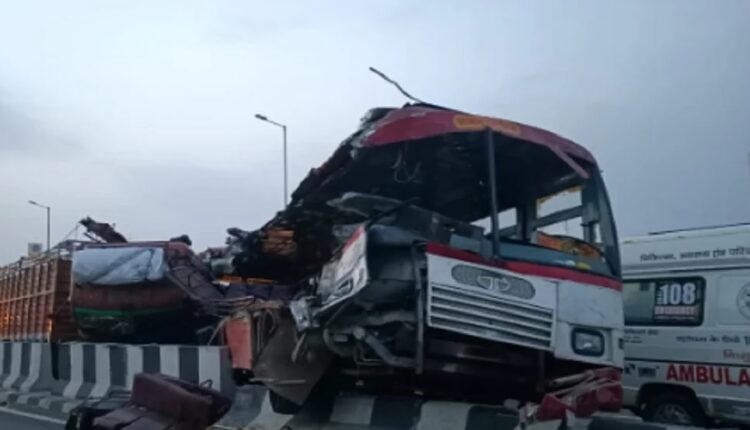 UP: Traumatic road accident, roadways bus rammed into a poorly standing center on the flyover, 4 killed