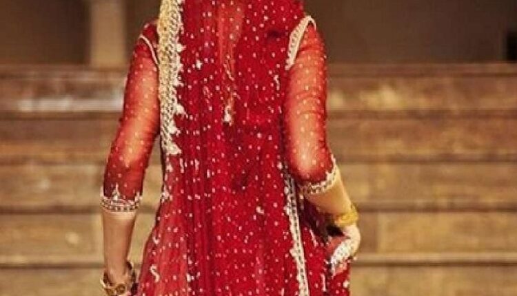 The procession stood at the door but the bride ran away with her lover, when the groom came to know...