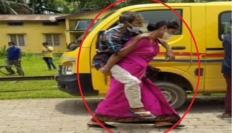 Daughter-in-law performed son's duty, took Kovid infected father-in-law on his back to hospital