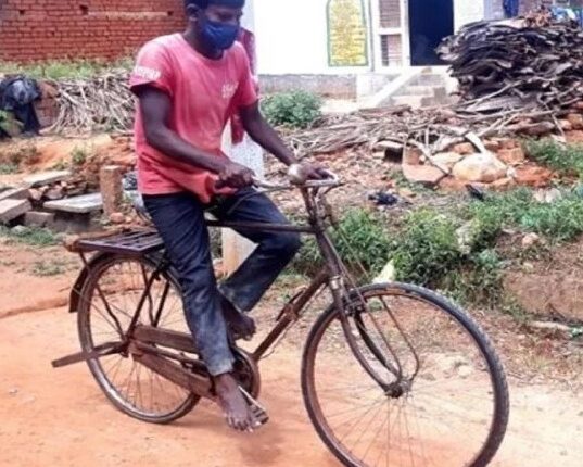 Wonderful love of father son: Father brought medicine by cycling 300 km away to save son's life