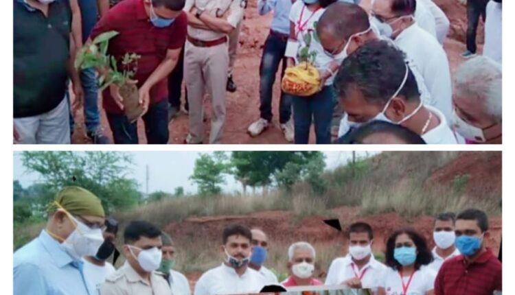 On the occasion of World Environment Day, Muskaan Deems Foundation along with Katni Collector Priyank Mishra, SP Mayank Awasthi planted saplings in Jagriti Park.