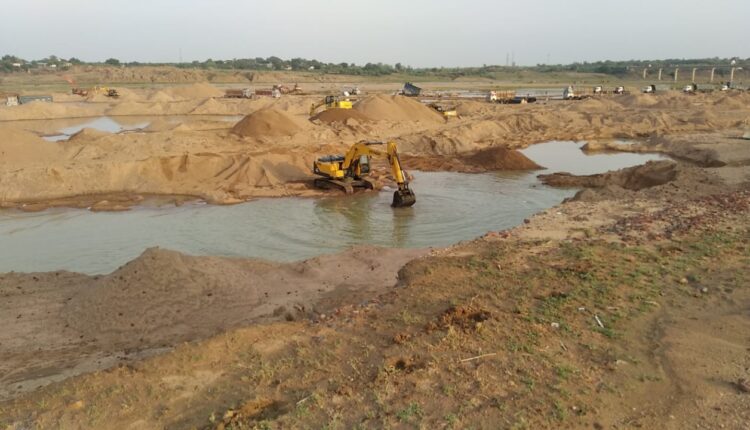 Jalaun: Illegal mining in Pathrehta mine in Tehsil Kalpi