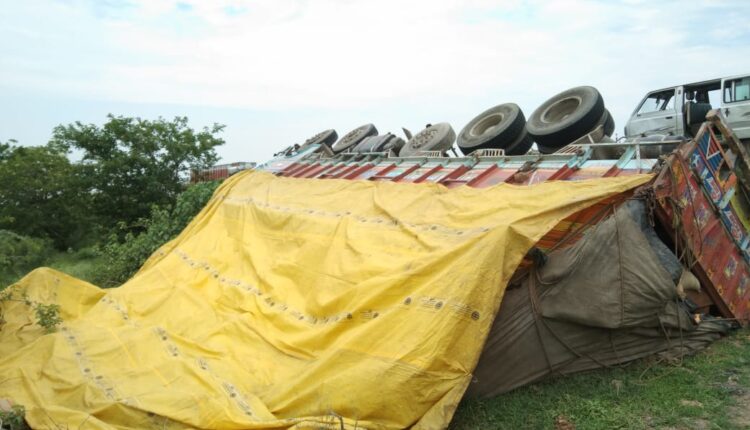 Truck overturned in the night to save cattle, driver and helper injured
