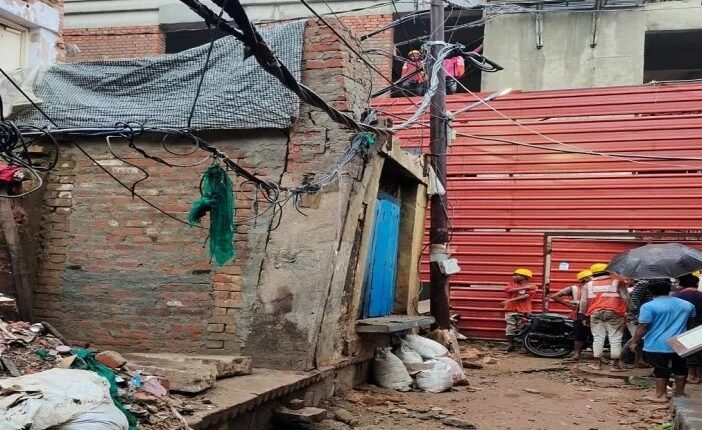 Varanasi: House under construction collapsed, 1 worker killed, 2 serious after being buried under debris