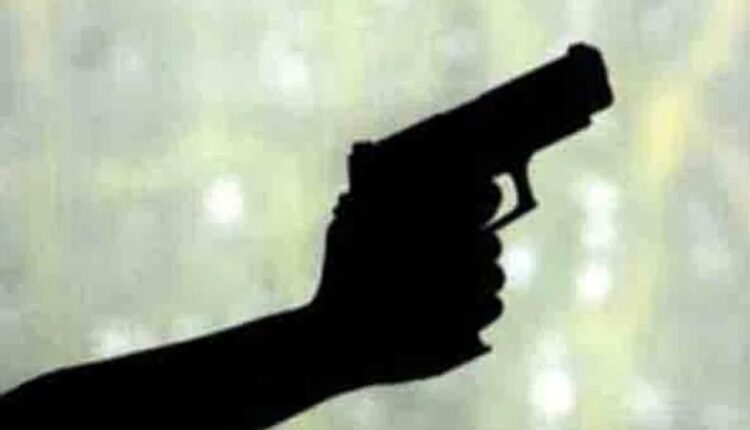 Mathura: Three bike-borne miscreants shot and injured the shopkeeper