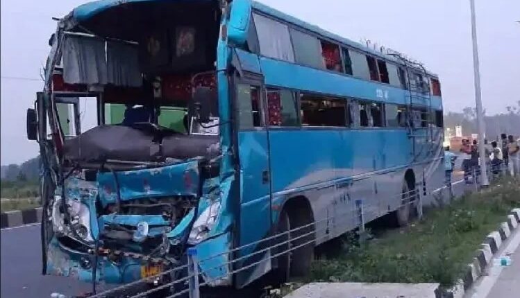 Traumatic accident, speeding bus going to Kolkata collided with a truck parked on the roadside, 30 injured