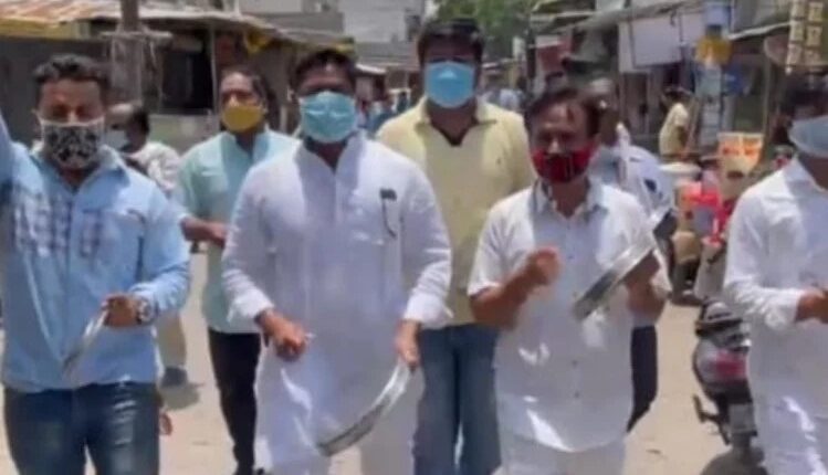 Lucknow: Traders fiercely opposed the Corona curfew, shouted slogans by playing a plate