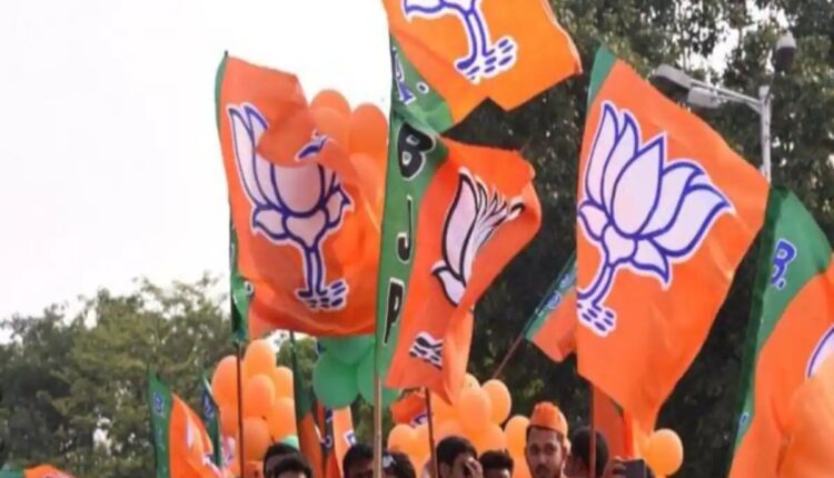UP District Panchayat President Election 2021: BJP waved, breaking the record of SP, captured 67 seats