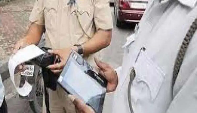 Kanpur: Only the keeper of the law was seen breaking the law, the police commissioner deducted the challan of the inspector who was running without a number plate