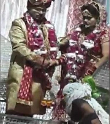 The groom's mouth was tied and hit with slippers, yet we will take the bride away! and took it to Delhi