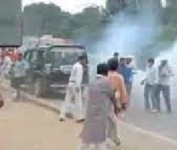 During nomination, there was a stampede in the crowd due to bullets and grenades, 3 injured