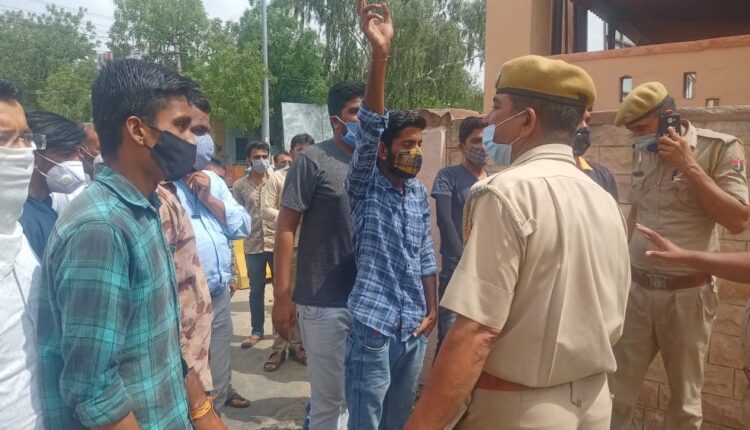 Bajrang Dal's demonstration against the bureaucracy of the police