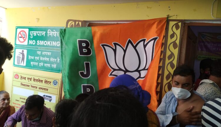 Corona vaccine is being seen by putting BJP's flag, SP workers come out in protest