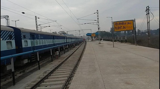 The crowd increased in Purnagiri Jan Shatabdi Express but the problem of chaos at Pilibhit station also increased.