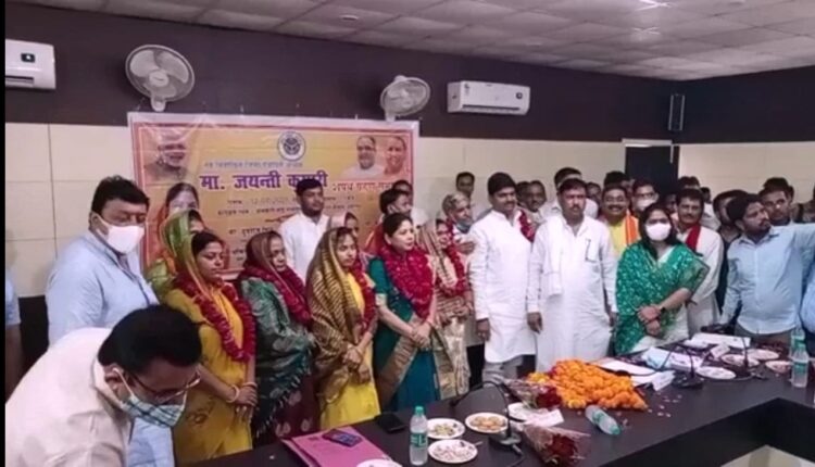 The fear of corona was not shown in the swearing-in of the district panchayat president, public representatives are feasting on infection without giving masks