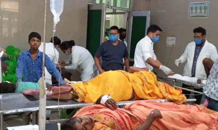 A tempo full of passengers overturned after colliding with an iron pole, 13 people seriously injured