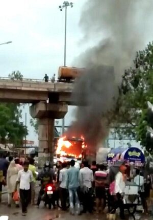Fire in a bus going from Agra to Gwalior, all passengers safe national judgment news Agra