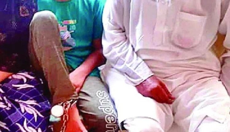 Firozabad: Mother tied her son with shackles to take away grandson from grandfather