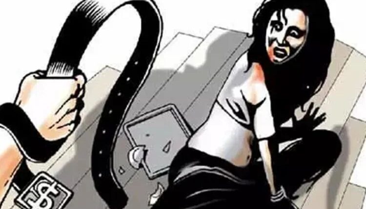 UP: Husband strangles wife after brutally beating her to death