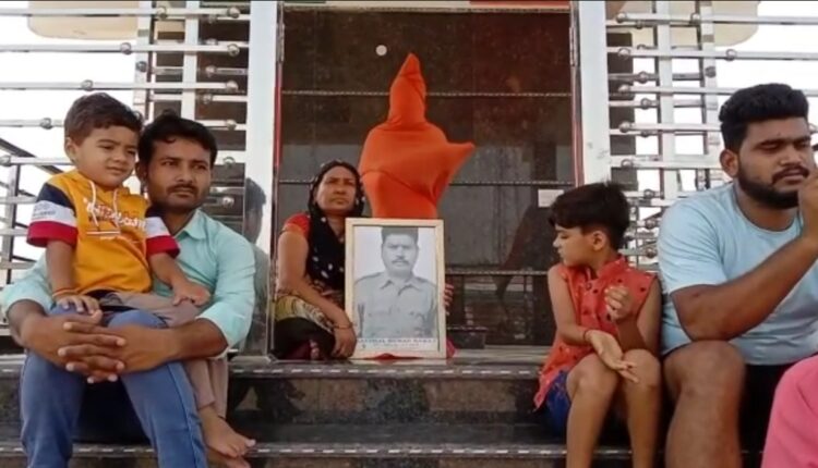 Agra: Wife of martyr Kaushal Kishore Rawat, angry over non-fulfilment of promises made by the government, sat on dharna