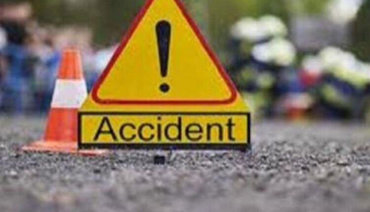 Chandauli: Traumatic accident, scooty riding couple was trampled by a speeding tanker, woman died