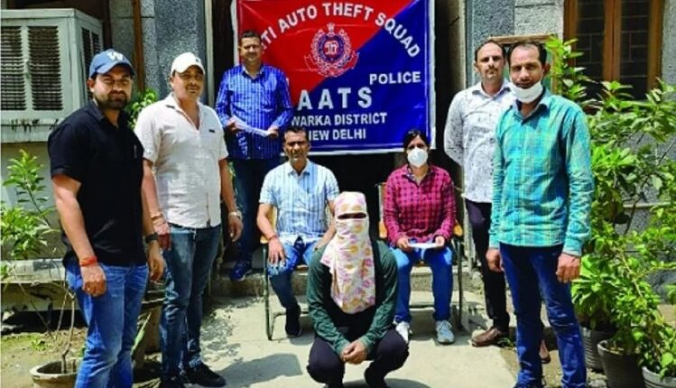 Due to love, a young man became a robber, stole mobile and purse to give a gift to girlfriend on her birthday